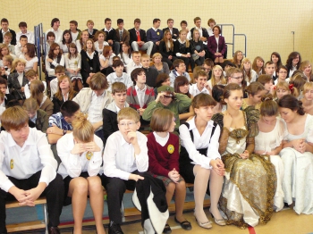 Uczniowie szkoly podczas uroczystosci.JPG