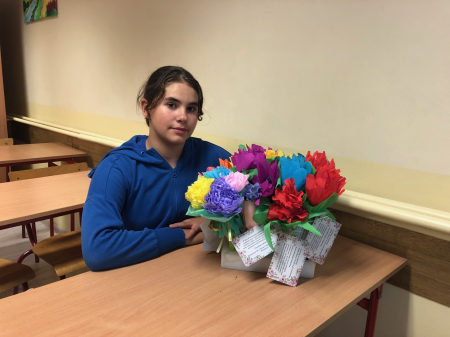 Wolontariusze przygotowali kwiaty i laurki dla mam z CZD 