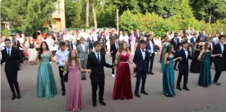 Polonez i... Belgijka w wykonaniu uczniów z klas ósmych